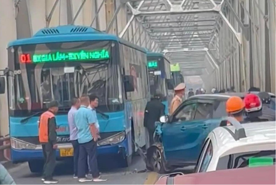 Lực lượng CSGT tăng cường kiểm tra nồng độ cồn của các phương tiện.