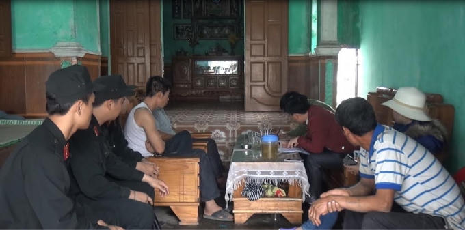 Cơ quan chức năng bắt quả tang các phương tiện đổ rác ở bãi không phép.