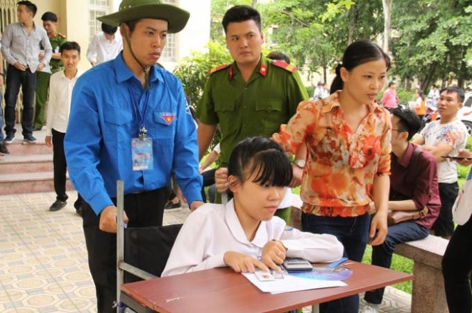 Nữ sinh mắc bệnh xương thủy tinh nhưng vẫn đạt học sinh giỏi trong nhiều năm liền. (Ảnh: PetroTimes)