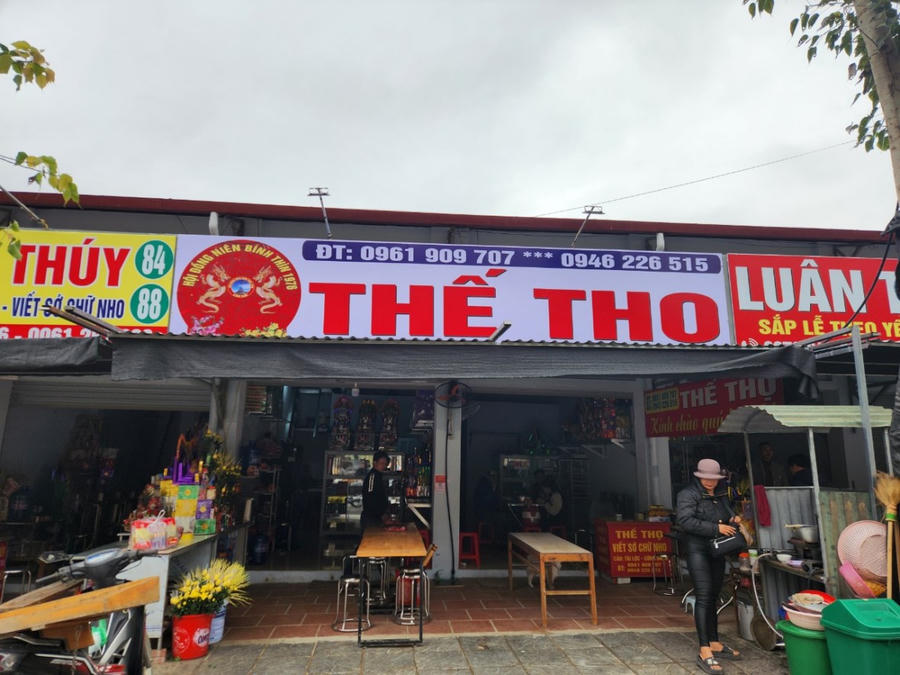 Để thuận tiện cho du khách cho việc ra vào đền, năm nay gia đình anh đã đầu tư 2 chiếc xe điện để phục vụ du khách đi theo đoàn vào đền hành lễ được thuận tiện.
					
				
			
			Để thuận tiện cho du khách cho việc ra vào đền, năm nay gia đình anh đã đầu tư 2 chiếc xe điện để phục vụ du khách đi theo đoàn vào đền hành lễ được thuận tiện.