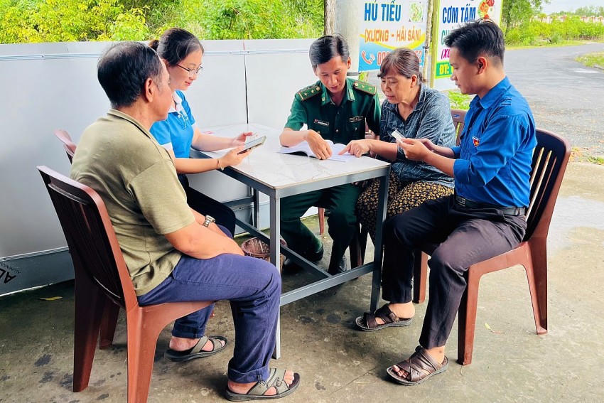 Các lực lượng hướng dẫn thủ tục hành chính và tuyên truyền chống khai thác IUU cho ngư dân tại ấp