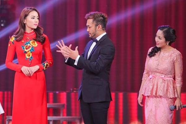 Hoa hậu Kỳ Duyên xuất hiện nổi bật trong một bức hình khác khi diện tà áo dài đỏ bên ảo thuật gia Petey Nguyễn và MC Ốc Thanh Vân. Ảnh: Internet