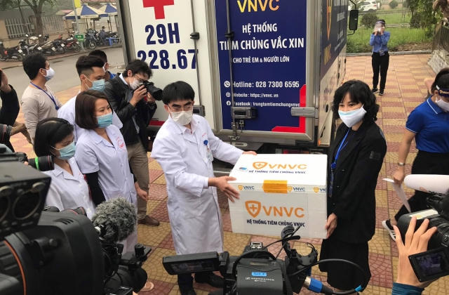 Vắc xin COVID-19: Khai thác kỹ tiền sử người được tiêm để hạn chế tác dụng phụ