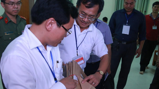 Ông Nguyễn Quang Vinh, Tổ trưởng Tổ chấm trắc nghiệm Hội đồng thi tỉnh Hòa Bình (giữa) báo cáo với Tổ công tác Bộ GD-ĐT kiểm tra công tác chấm thi tại tỉnh Hòa Bình đầu tháng 7/2018