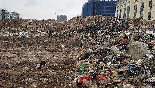 Rác ùn ứ do người dân chặn đường vào bãi rác Nam Sơn trước đó.