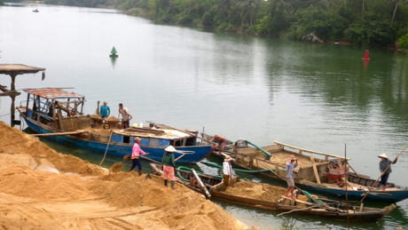 Khai thác cát trái phép tại xã Đa Lộc, Hậu Lộc, Thanh Hóa. Ảnh : Hồng Vĩnh