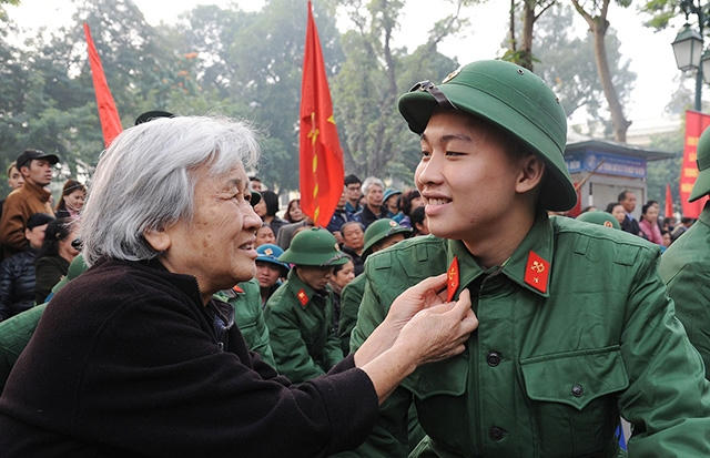 Khoảnh khắc tạm biệt giữa hai bà cháu một thanh niên ưu tú trúng tuyển nghĩa vụ quân sự. Ảnh: MINH LÂM