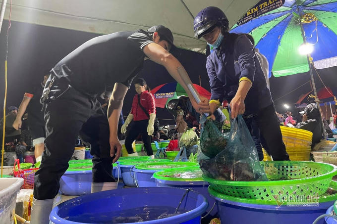 cho-ca-khong-ngu-nhon-nhip-nhat-ha-long-6.