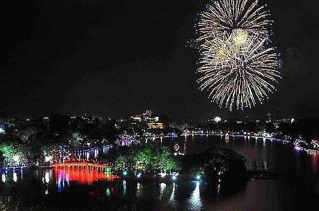 Hà Nội, tổ chức 30 điểm bắn pháo hoa kỷ niệm 70 năm Ngày Giải phóng Thủ đô. Ảnh: Hoa Tiên.