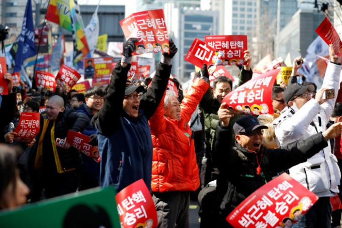 Sự vui mừng của những người muốn bà Park rời cương vị tổng thống. (Ảnh: Reuters)