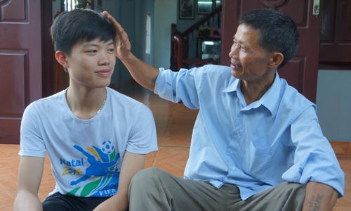 Con trai đỗ đạt khiến anh Bảng rất vui. Ảnh: Lê Hoàng.