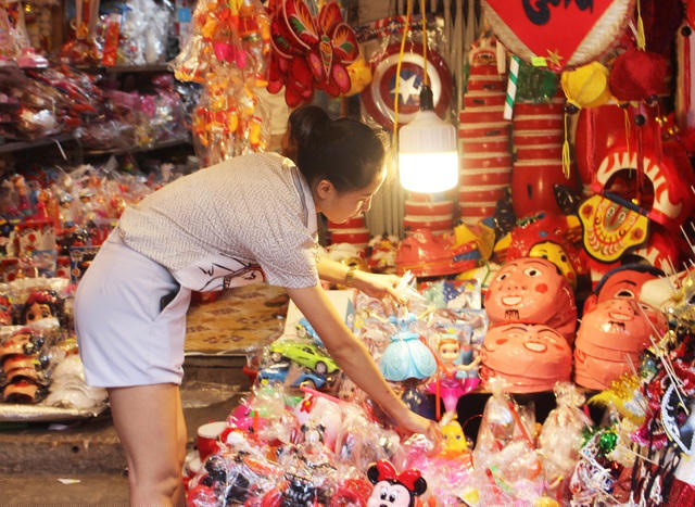 Cách thuê điểm chụp cũng khá dễ dàng, chỉ cần khách mua bất cứ sản phẩm nào của tiệm