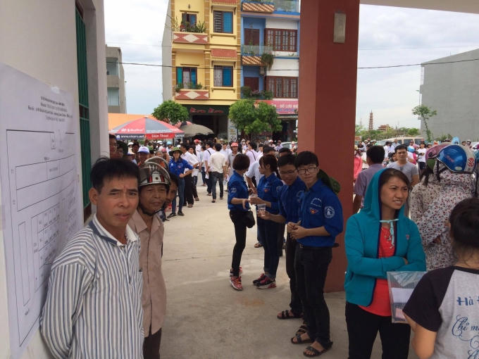 Dù còn 30 phút nữa mới kết thúc buổi thi Toán nhưng đã có rất nhiều thí sinh rời phòng thi. Nhìn chung, hầu hết các thí sinh đều có chung cảm xúc vui vẻ, tự tin vào kết quả làm bài của mình.