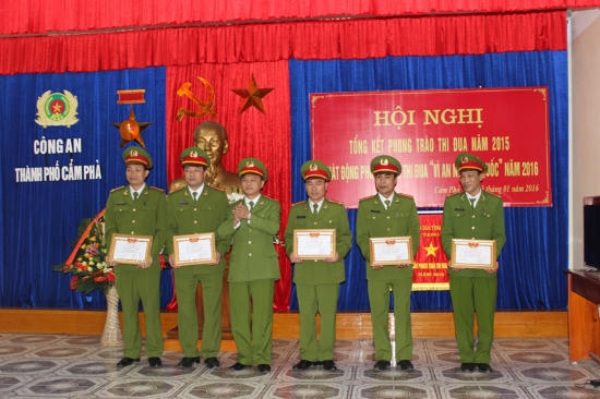 Lãnh đạo Công an tỉnh Quảng Ninh trao bằng khen cho những tập thể và có thành tích xuất sắc trong phong trào "Vì An ninh Tổ quốc" năm 2015.