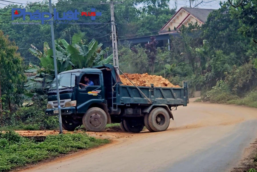 Những xe đất chở cao có ngọn, vượt gấp đôi thành thùng không đậy bạt rơi vãi bùn đất, bụi bặm.
