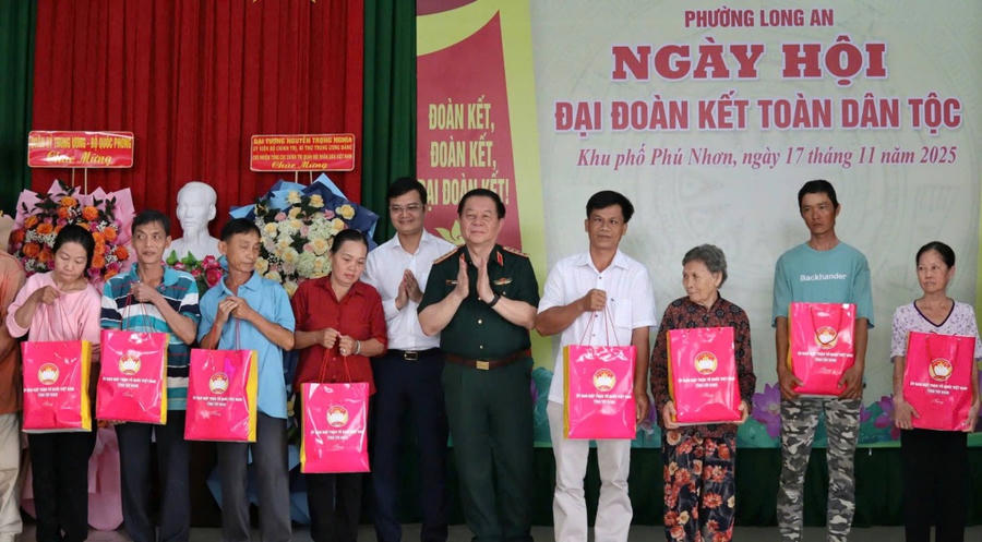 Đại tướng Nguyễn Trọng Nghĩa trao quà cho các gia đình khó khăn