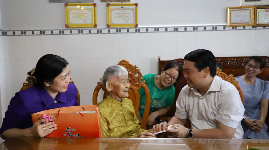 Phó Chủ tịch UBND tỉnh Kiên Giang Lê Trung Hồ trao tặng quà cho Mẹ Việt Nam Anh hùng Nguyễn Thị Bồi.