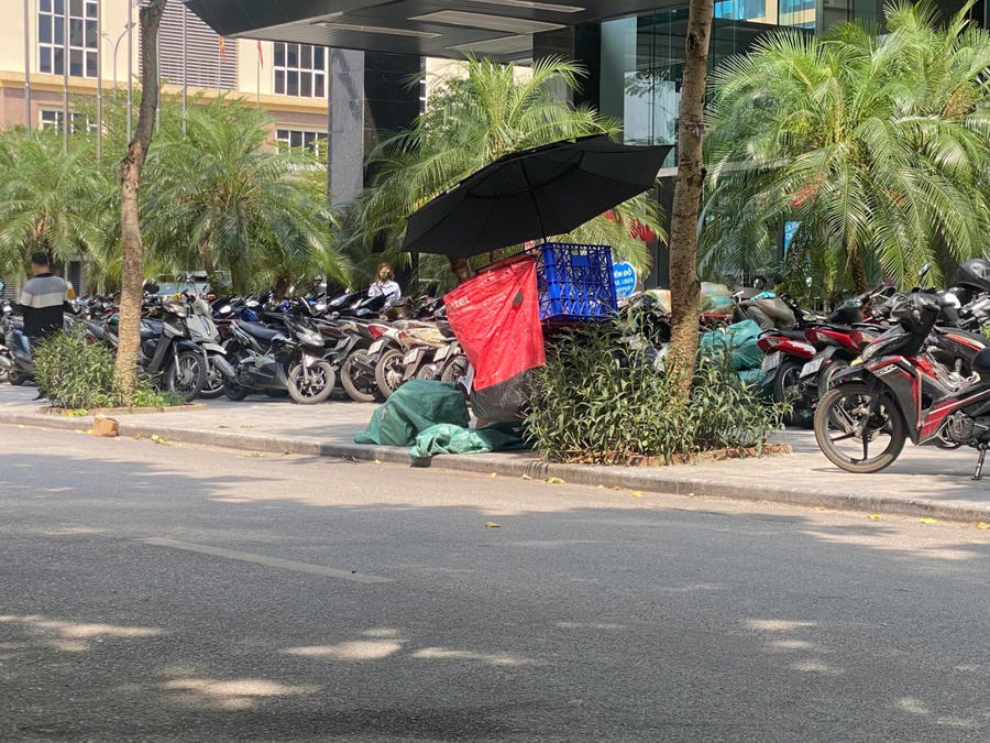 Vỉa hè tại đường Hoàng Quán Chi được sử dụng làm nơi để xe, giao hàng online.