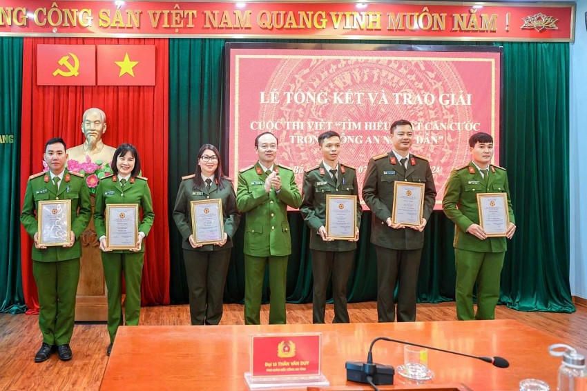 Đại tá Thân Văn Duy, Phó Giám đốc Công an tỉnh Bắc Giang trao giải cho các tác giả đạt giải.