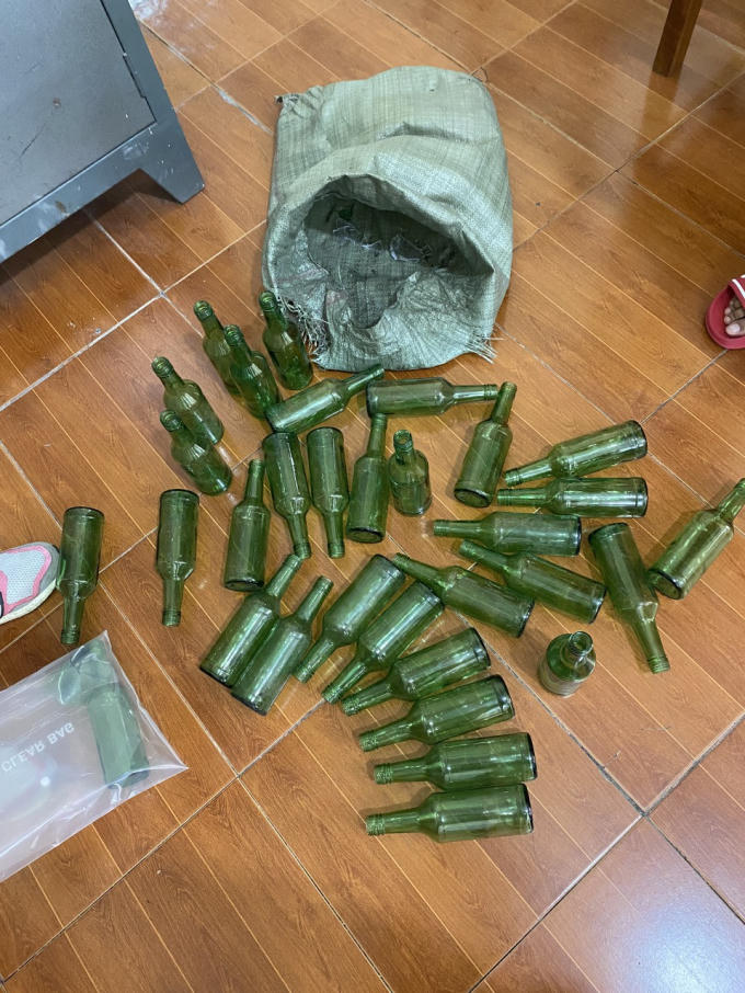 Vỏ chai thủy tinh dùng để 25 đối tượng đập phá xe máy của người qua đường.