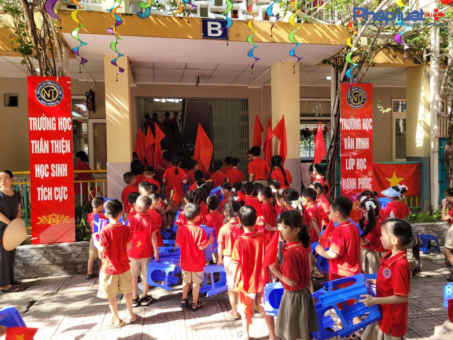 Kết thúc khai giảng các em học sinh di chuyển vào lớp học.