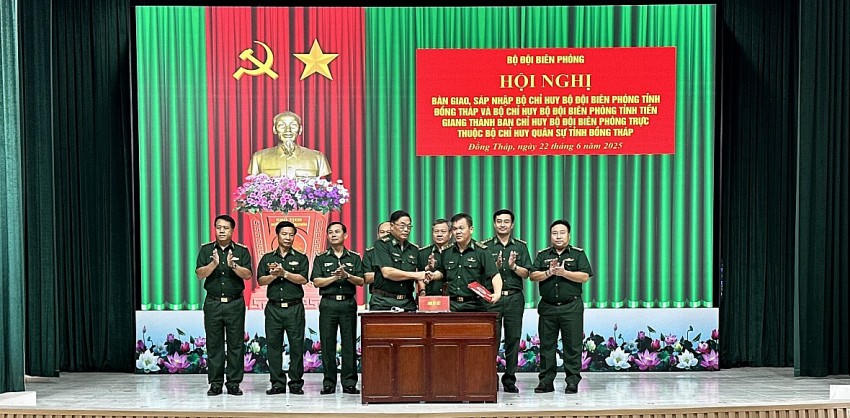 Lãnh đạo 2 tỉnh ký kết biên bản bàn giao. Ảnh: Hoà Bình