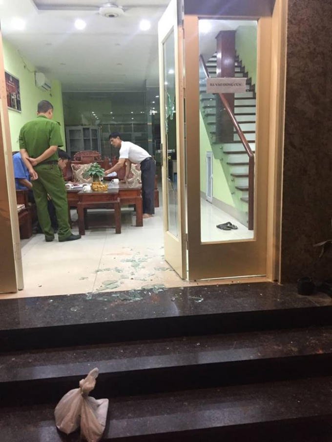 Công an phường Xuân Phương xuống lập biên bản, lấy lời khai và bảo vệ hiện trường. (Ảnh gia đình cung cấp).