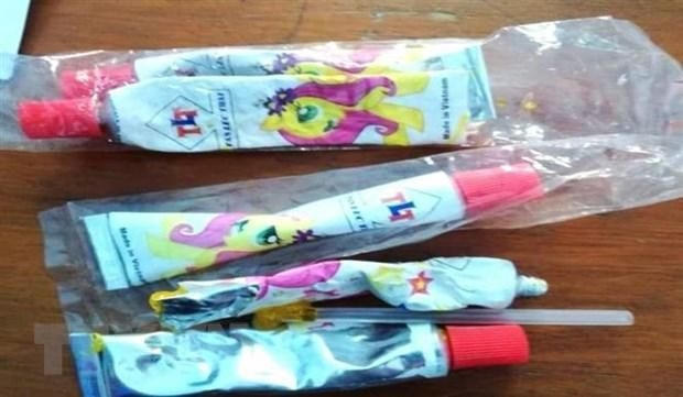 Loại kẹo thổi bong bóng, dạng tuýp có ống hút nhỏ để thổi mà các em đã sử dụng. (Ảnh: TTXVN phát)