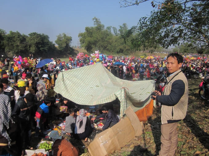 Từ sáng sớm, hàng nghìn người đã có mặt tại đây để cầu may đầu năm.