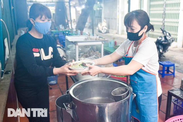 Bên cạnh tiết canh, quán của chị Nguyệt còn phục vụ khách các món ăn về ngan: Bún ngan, miến ngan, ngan chặt…