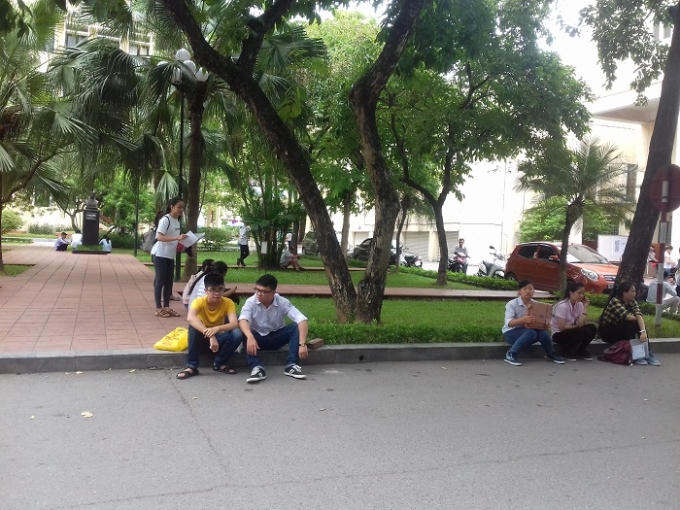 Các thí sinh tại điểm thi Đại học sư phạm Hà Nội trước giờ thi môn tiếng Anh.                Những khoảnh khắc sẽ không bao giờ quên trong đời...              Hình ảnh không thể nào xúc động hơn trong kỳ thi THPT quốc gia năm nay.                      Bố nằm đợi con...