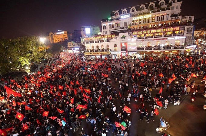Khu vực hồ Hoàn Kiếm luôn là nơi được nhiều người hâm mộ tập trung để ăn mừng chiến thắng.
