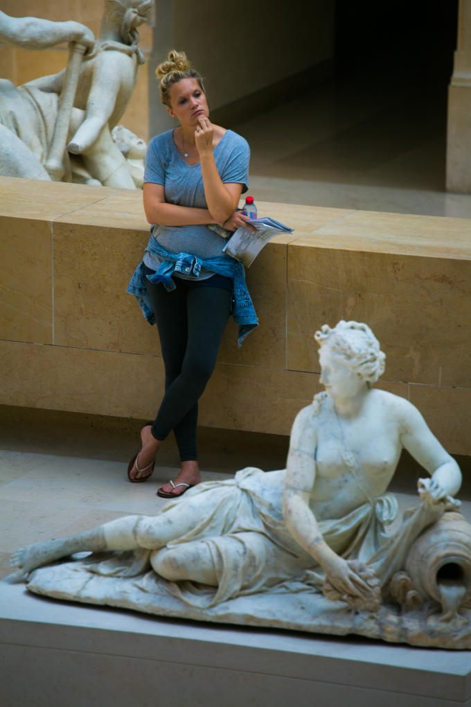 Vẫn có những góc nhỏ yên tĩnh để các chàng trai cô gái tự so sách mình trước vẻ đẹp con người từ các tác phẩm điêu khắc.