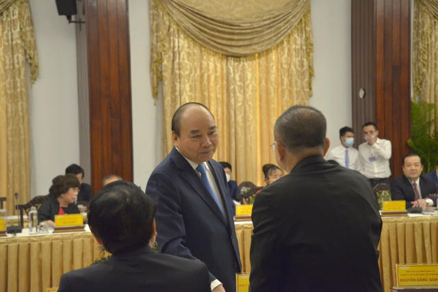 Thủ tướng nói chuyện với một đại biểu dự