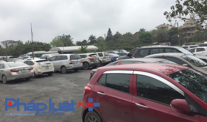 Bạn đọc phản ánh, bãi xe này tồn tại nhiều ngày nay chứ không phải chỉ xuất hiện mỗi hôm mùng 6 tháng giêng như vị chủ tịch phường Quảng An khẳng định.