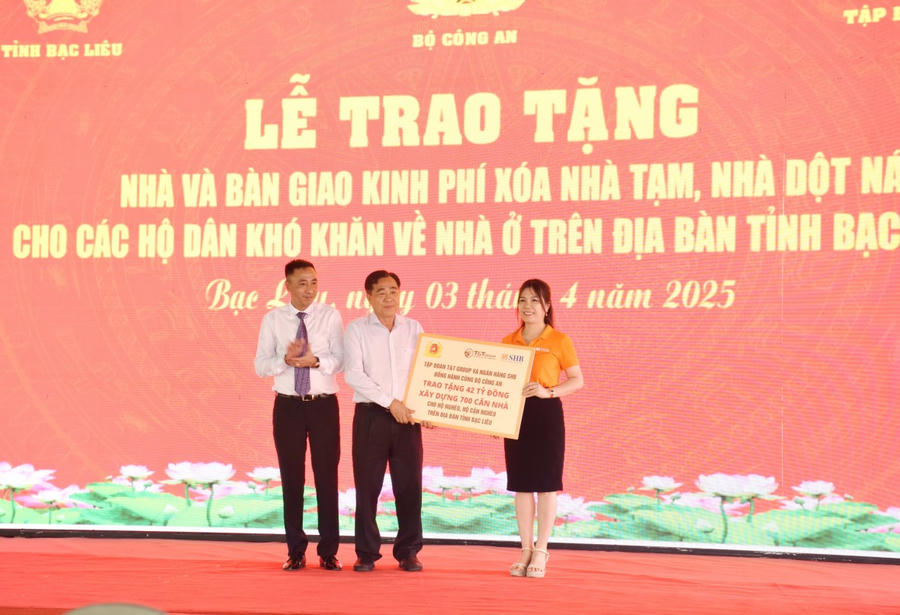 Tập đoàn T&T và Ngân hàng Thương mại Cổ phần SHB đồng hành cùng Bộ Công an, trao bảng tượng trưng 42 tỷ đồng xây dựng 700 căn nhà cho tỉnh Bạc Liêu (ông Trần Văn Út - Chủ tịch Ủy ban Mặt trận Tổ quốc Việt Nam tỉnh nhận bảng tượng trưng).