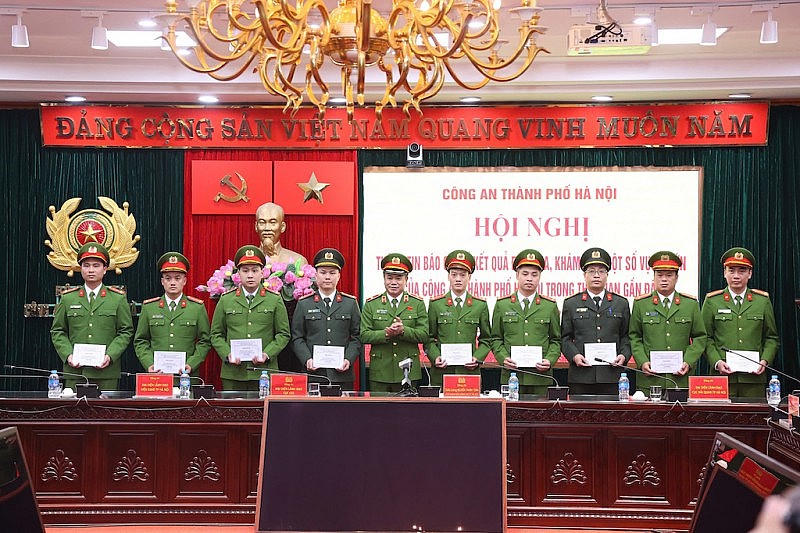 Các chiến sỹ Công an Hà Nội trong một lần nhận khen thưởng năm 2024.