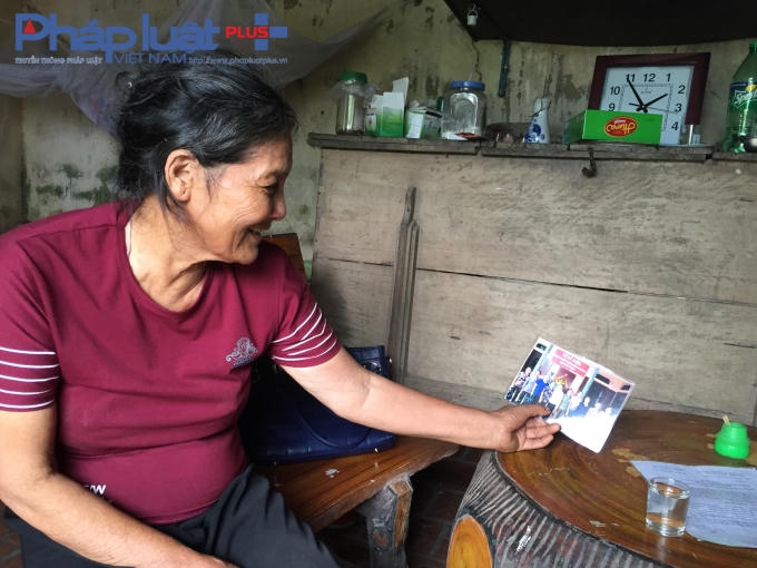 Tuy cuộc sống khó khăn, căn bệnh hành hạ nhưng bà Hợi vẫn vui vẻ khi nhắc lại đồng đội cũ cũng tham gia chiến tranh năm xưa.