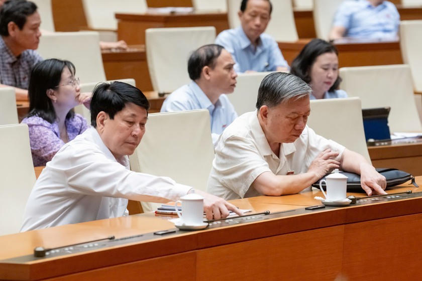 Tổng Bí thư Tô Lâm, Chủ tịch nước Lương Cường và các đại biểu bấm nút biểu quyết. (Ảnh: Cổng TTĐTQH)