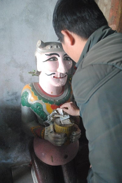 Nghệ An: Đền Cờn ngập trong r&aacute;c ng&agrave;y đầu xu&acirc;n