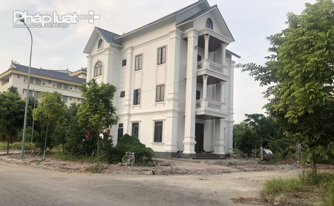 Phần tường rào đã tháo dỡ, nhưng công trình biệt thự vẫn còn nguyên vẹn.