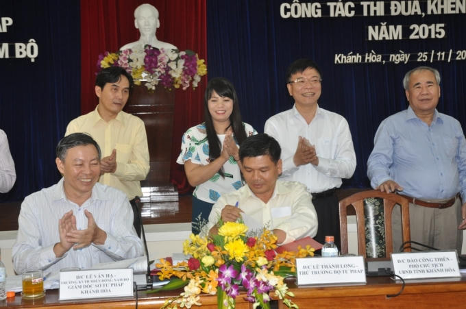 Lễ ký bàn giao Trưởng cụm thi đua khu vực miền Đông Nam Bộ. Ảnh: Ngọc Trìu