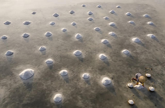 Thu hoạch muối ở xã Ninh Hòa, Việt Nam (Ảnh: Igor Altuna). Tác phẩm được đề cử ở hạng mục “Con người”.