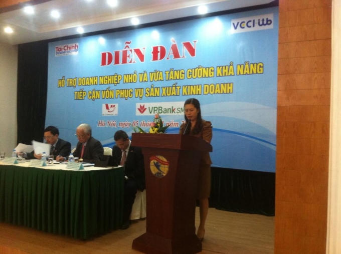 PGS.TS Lê Thị Kim Nhung, Trưởng khoa TCNH, Đại học Thương mại phát biểu trong buổi diễn đàn.