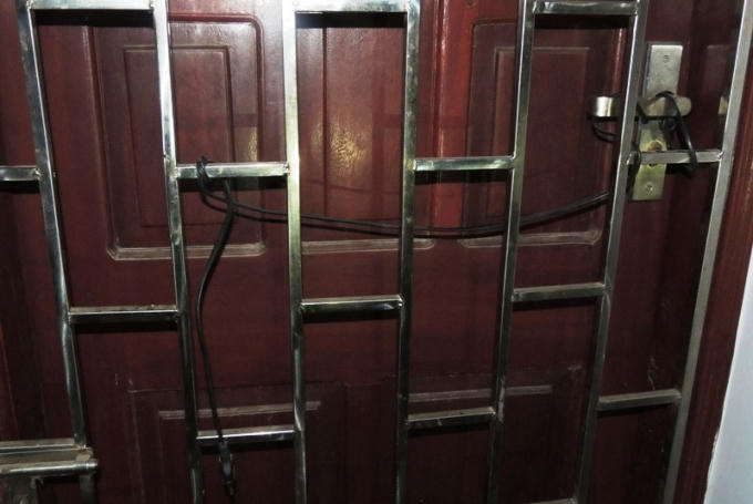 Hệ thống bẫy điện vợ chồng Lĩnh, Oanh thiết kế ở cửa phòng đánh bạc  để đối phó với lực lượng chức năng. (Ảnh: Công an Hà Nam).