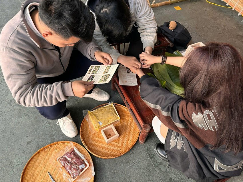 Hành khách đến Ga Cát Linh đã được trải nghiệm những hoạt động ý nghĩa mang đậm nét văn hóa truyền thông Tết Việt Nam như tự tay gói bánh trưng, viết thư pháp, chơi trò chơi đập niêu đất...
