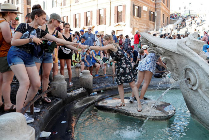 Khách du lịch lấy nước từ đài phun nước Barcaccia gần Quảng trường Piazza di Spagna, ItalyẢnh: Alessandro Bianchi/Reuters