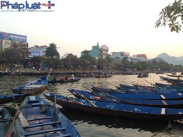 Trên bến, dưới thuyền, dòng người tấp nập, ai nấy đều hào hứng khi được về với chùa Hương.