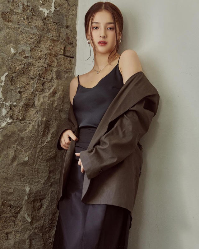 Nancy có cha là người Mỹ và mẹ là người Hàn Quốc nên sở hữu vẻ đẹp lai nóng bỏng, gợi cảm.