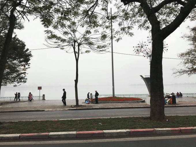 Nhiều người dân Hà Nội thưởng thức tiết trời ngày đầu năm mới.